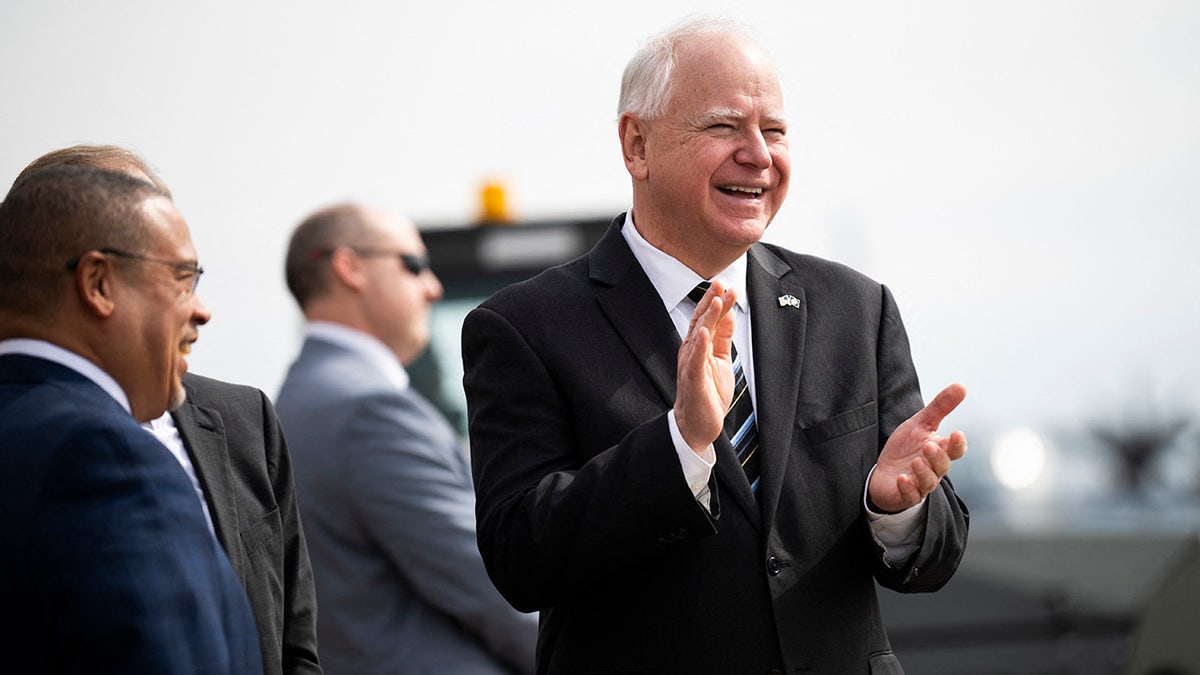 El gobernador de Minnesota, Tim Walz, aplaude