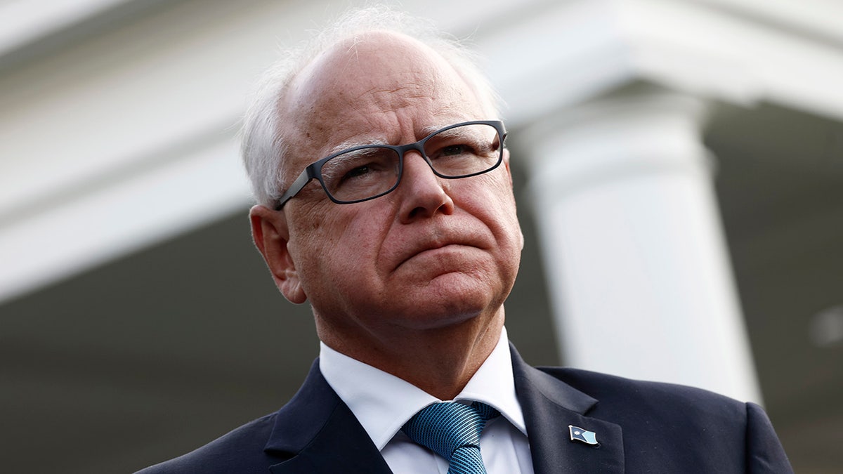 Primer plano del Gobernador de Minnesota Tim Walz