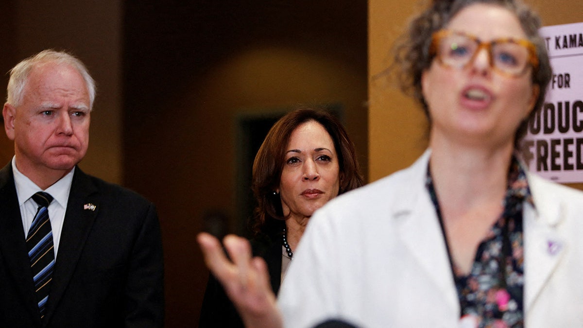 La vicepresidenta de EE.UU. Kamala Harris y el gobernador de Minnesota Tim Walz