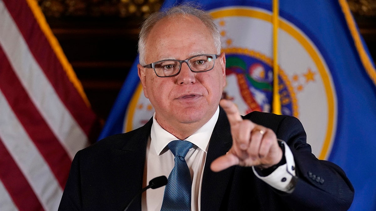 Primer plano del gobernador de Minnesota Tim Walz hablando con los medios de comunicación