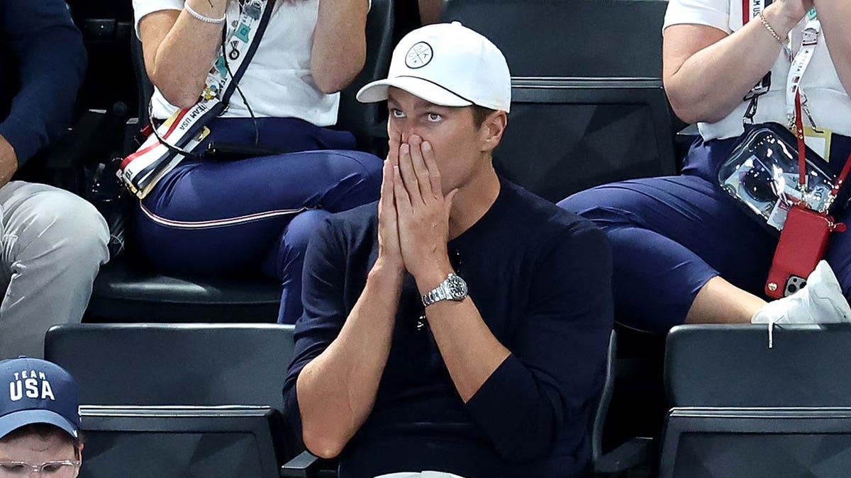 Tom Brady observa la gimnasia en los Juegos Olímpicos