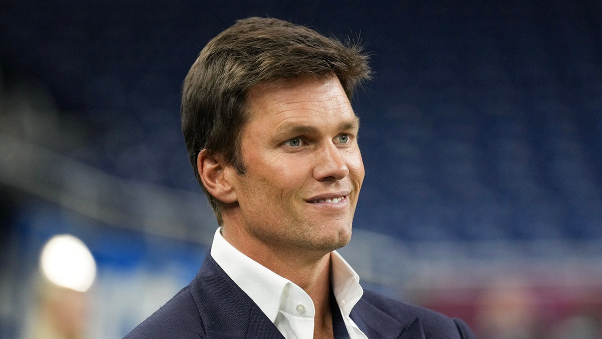 Tom Brady schaut aufs Feld