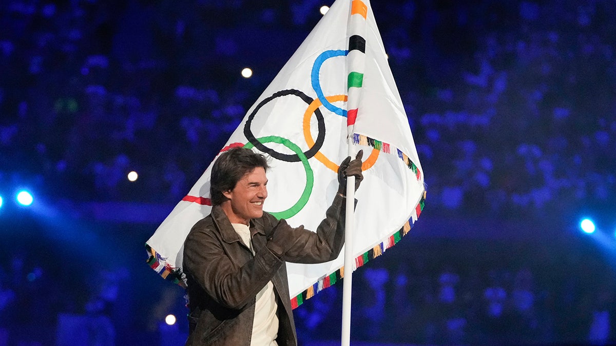 Tom Cruise sostiene la bandera