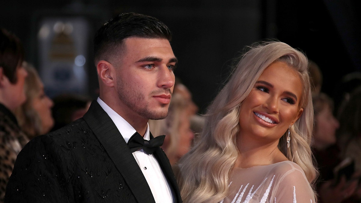 Tommy Fury y Molly-Mae Hague posan en la alfombra roja