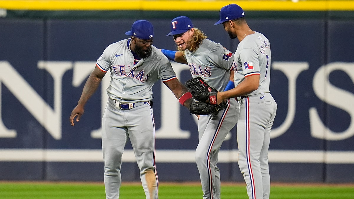 Os outfielders dos Rangers comemoram