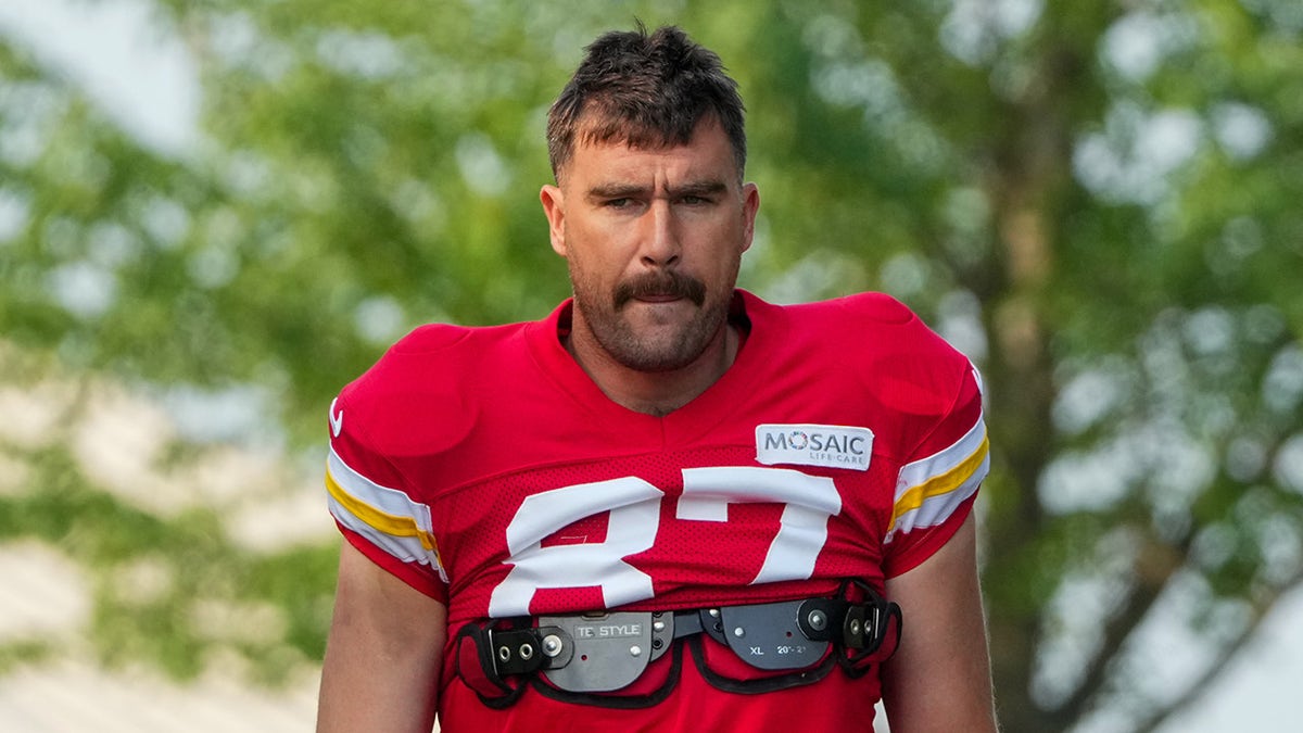 Travis Kelce walks to practice