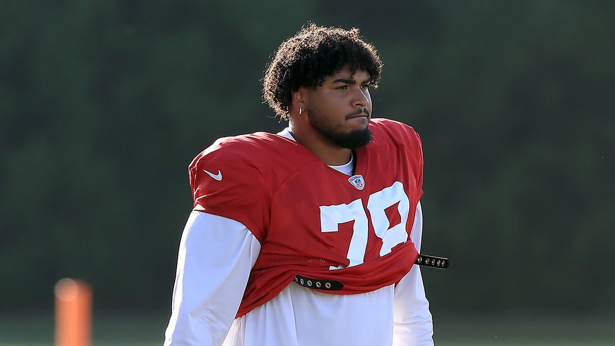 Tristin Wirfs looks on at practice