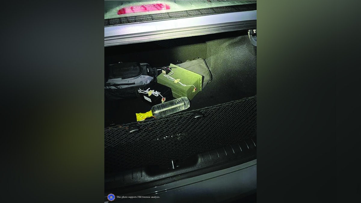 Una foto de pruebas muestra dos artefactos explosivos encontrados en el maletero del coche de Thomas Crooks tras el intento de asesinato del ex presidente Donald Trump