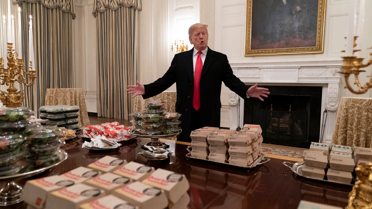 El presidente Donald Trump presenta comida rápida para servir al equipo de fútbol americano Clemson Tigers en la Casa Blanca el 14 de enero de 2019, en Washington, D.C.