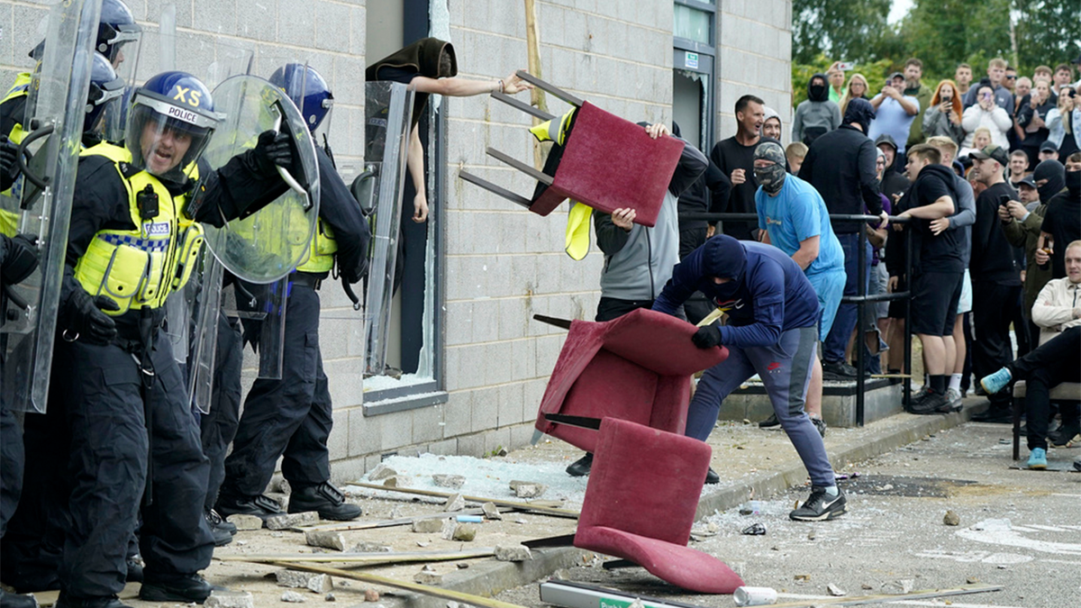 Alborotador lanza una silla