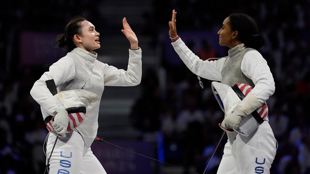 Maia Mei Weintraub e Lauren Scruggs comemoram com high five