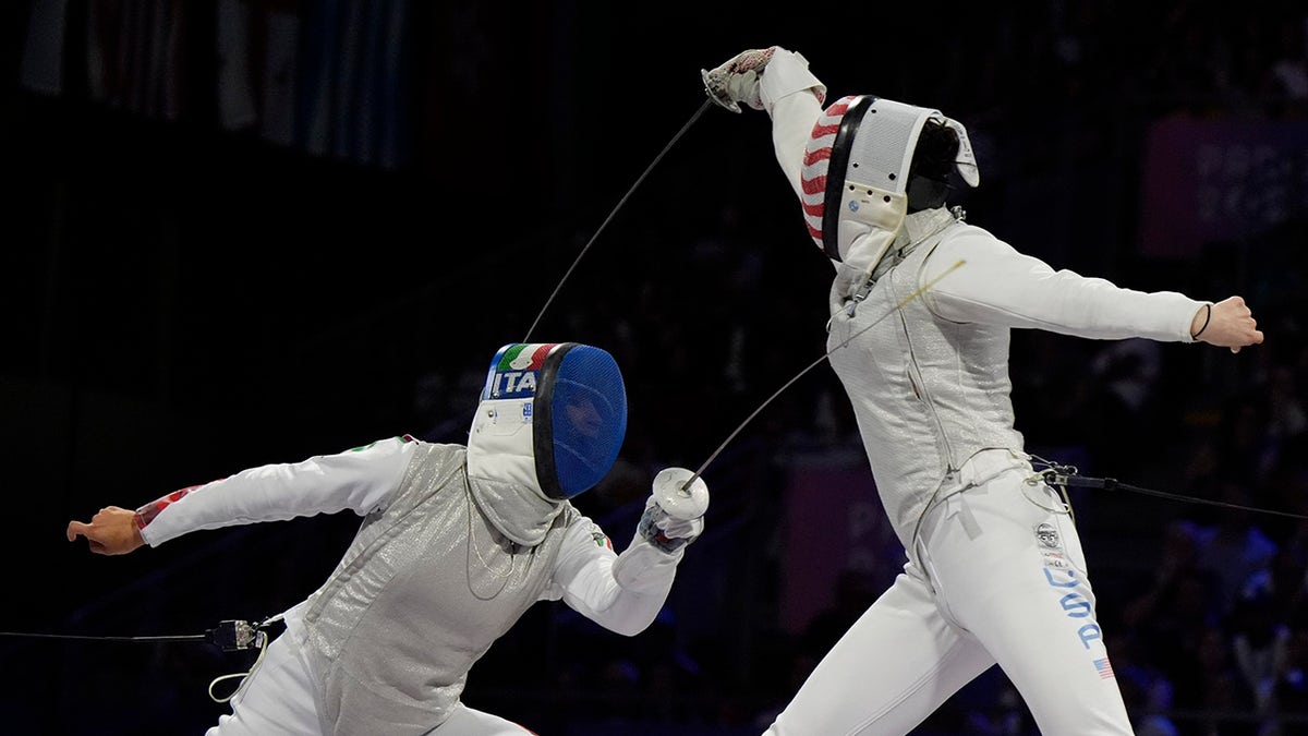 Maia Mei Weintraub fencing