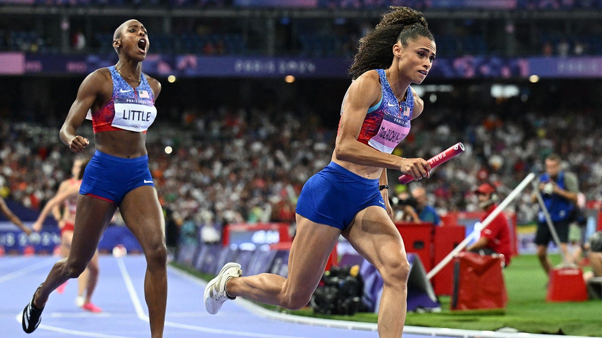 Sydney Mclaughlin-Levrone y Shamier Little compiten