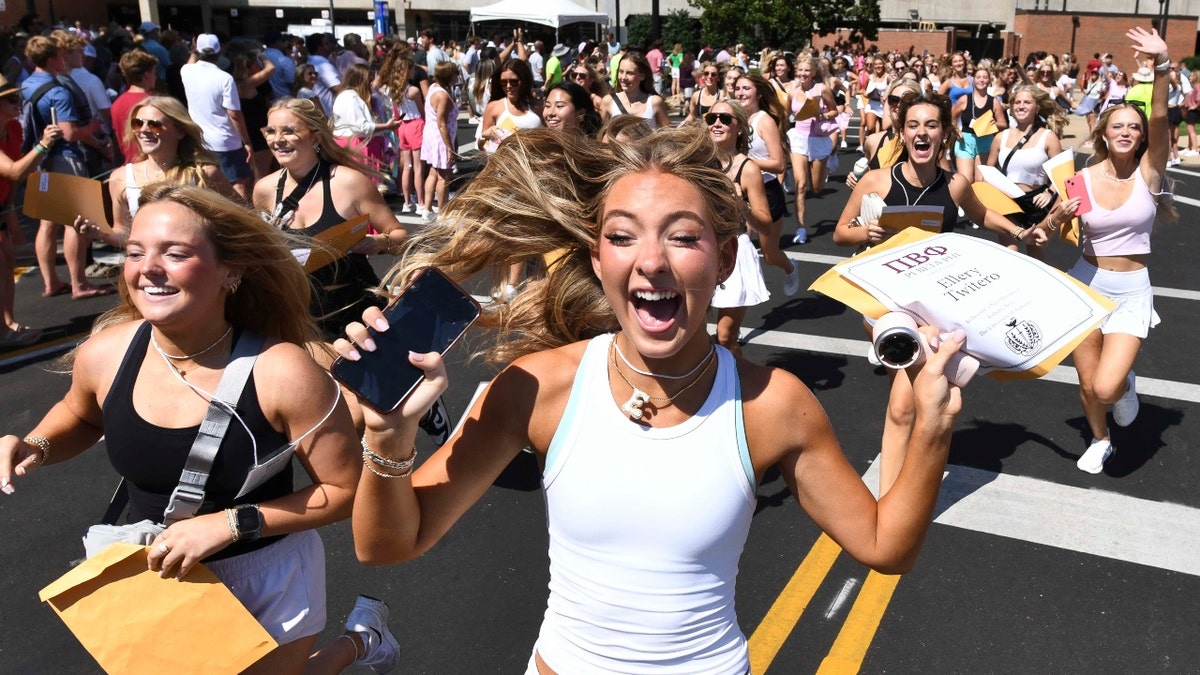 Ellery Twitero, nueva miembro de Pi Beta Phi, corre desde el estadio Bryant-Denny hasta su nueva casa con otras nuevas miembros de la hermandad.