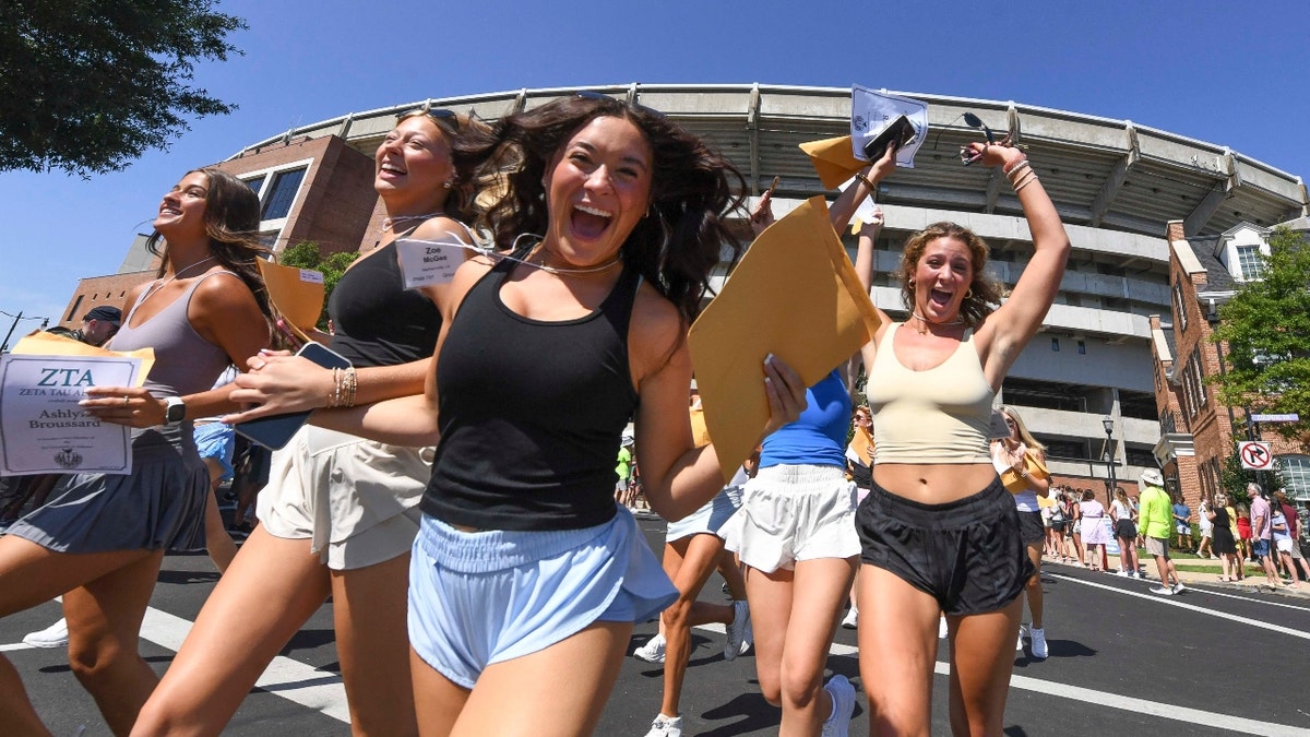 Los nuevos miembros de Zeta Tau Alpha corren hacia su casa tras abrir sus candidaturas en el estadio Bryant-Denny.