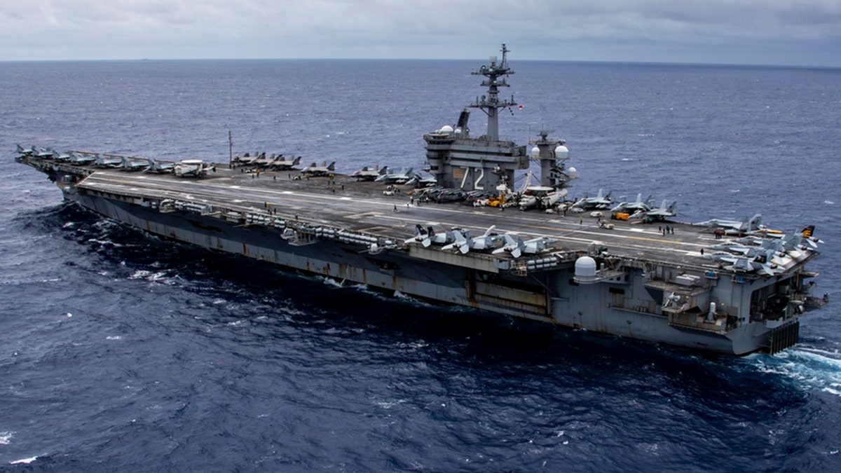 El USS Abraham Lincoln navega en el Pacífico