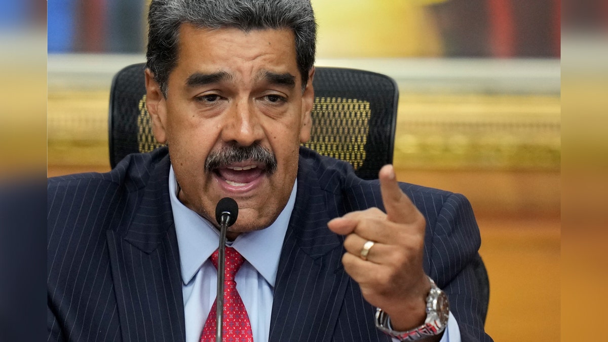 El presidente venezolano Nicolás Maduro señalando con el dedo