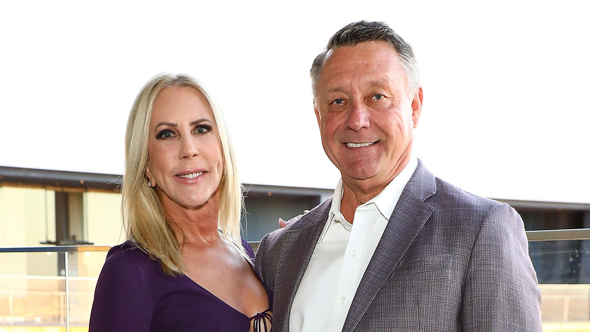 Vicki Gunvalson y Michael Smith posando juntos