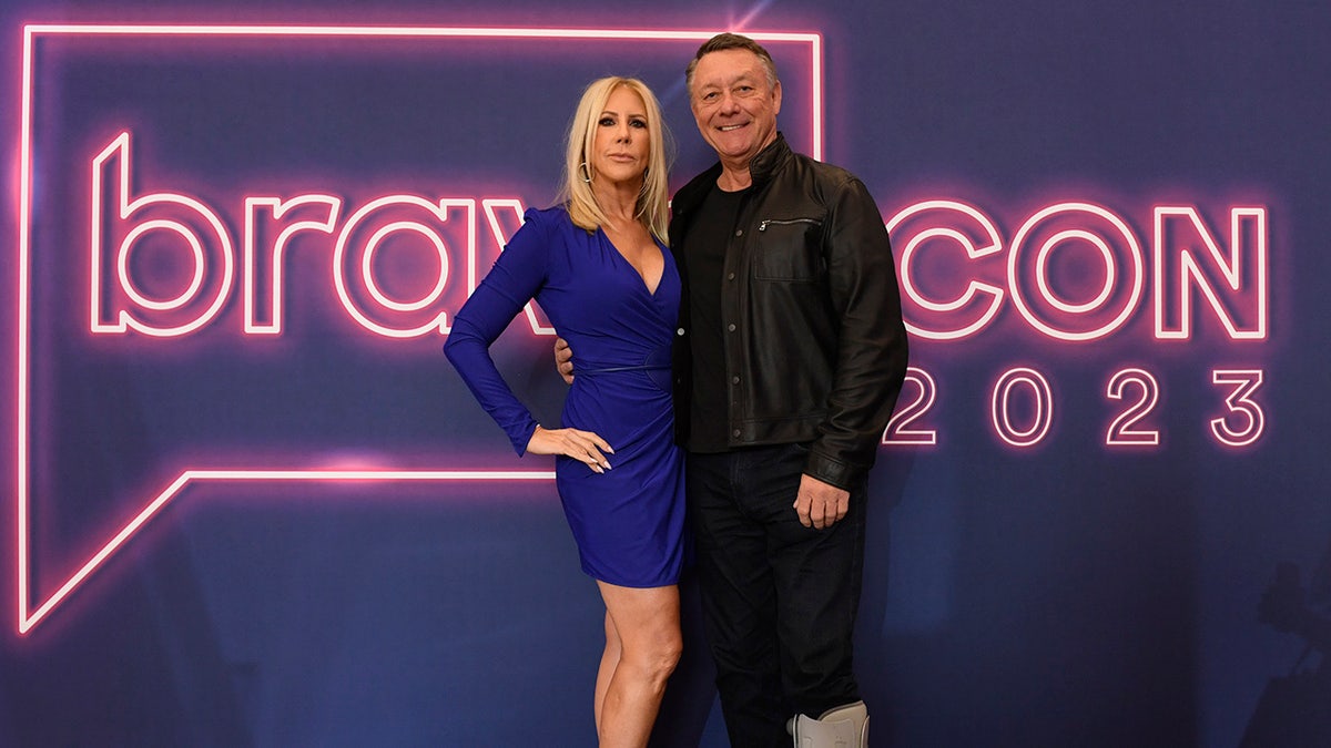 Vicki Gunvalson y Michael Smith posando juntos