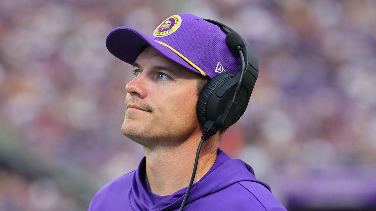 Kevin O'Connell Vikings maçı sırasında bakıyor