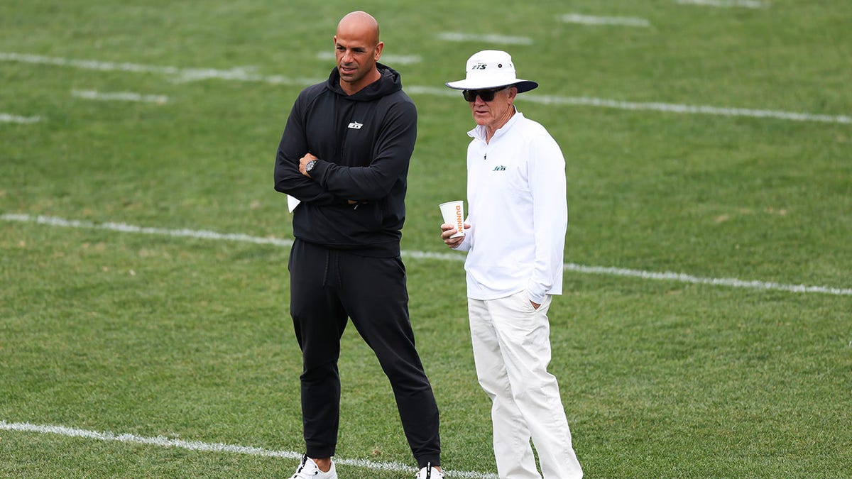 Robert Saleh y Woody Johnson