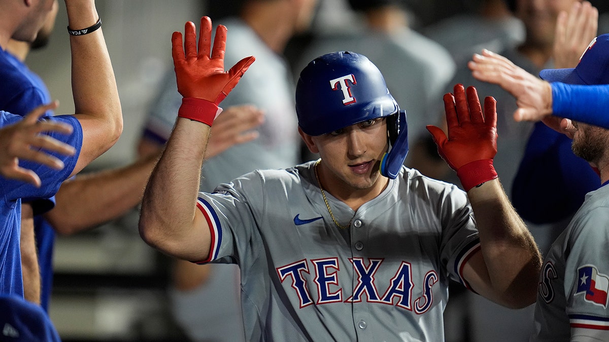 Wyatt Langford celebra un jonrón