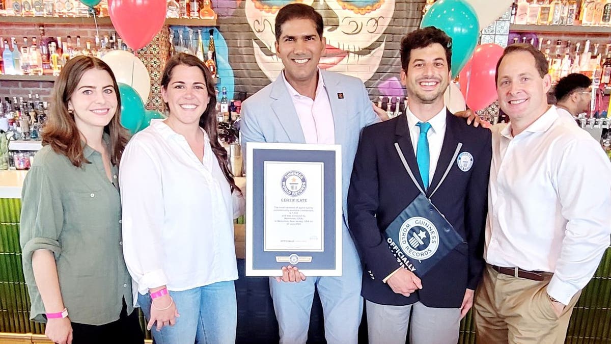 Cinco personas sonrientes con récord mundial