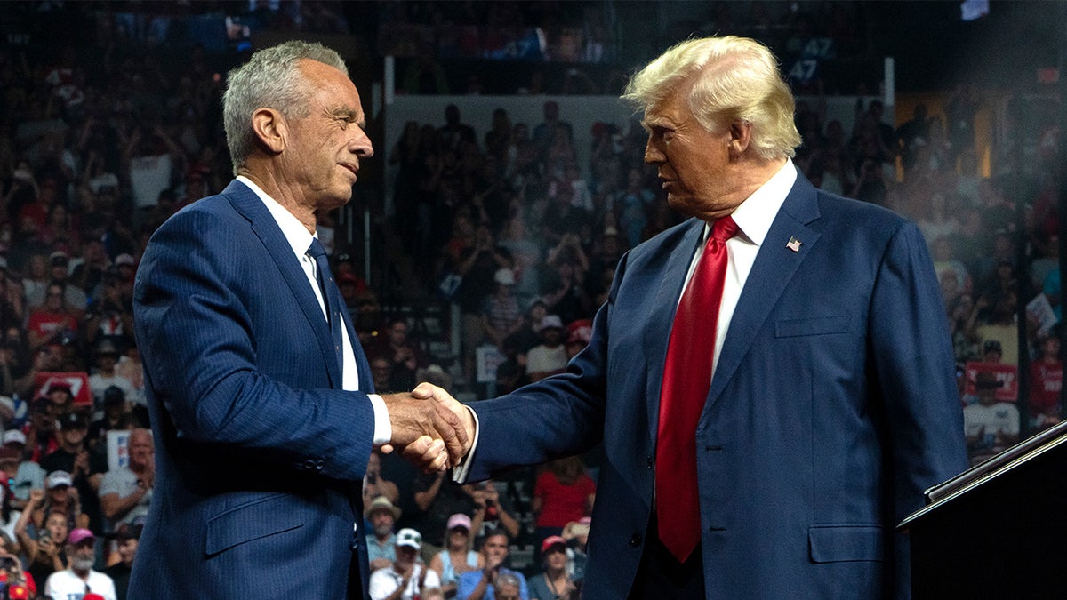 Trump estrechando la mano de RFK Jr.