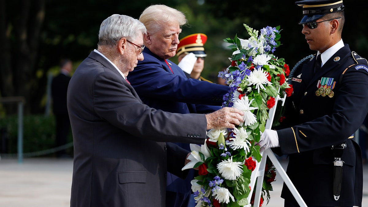 Trump saat upacara pemberian karangan bunga