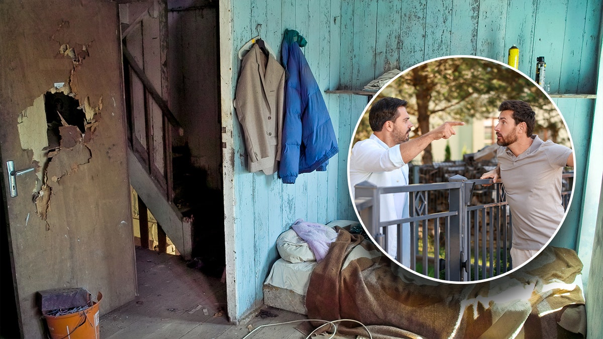 Vecinos discutiendo con una casa abandonada al fondo