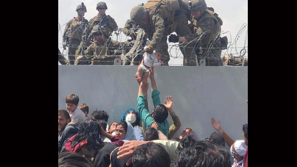 Marinir membantu bayi di Abbey Gate, Afghanistan