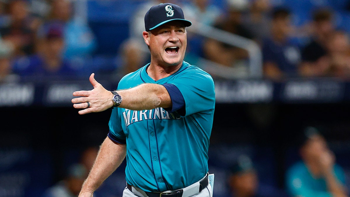 Scott Servais grita en el campo