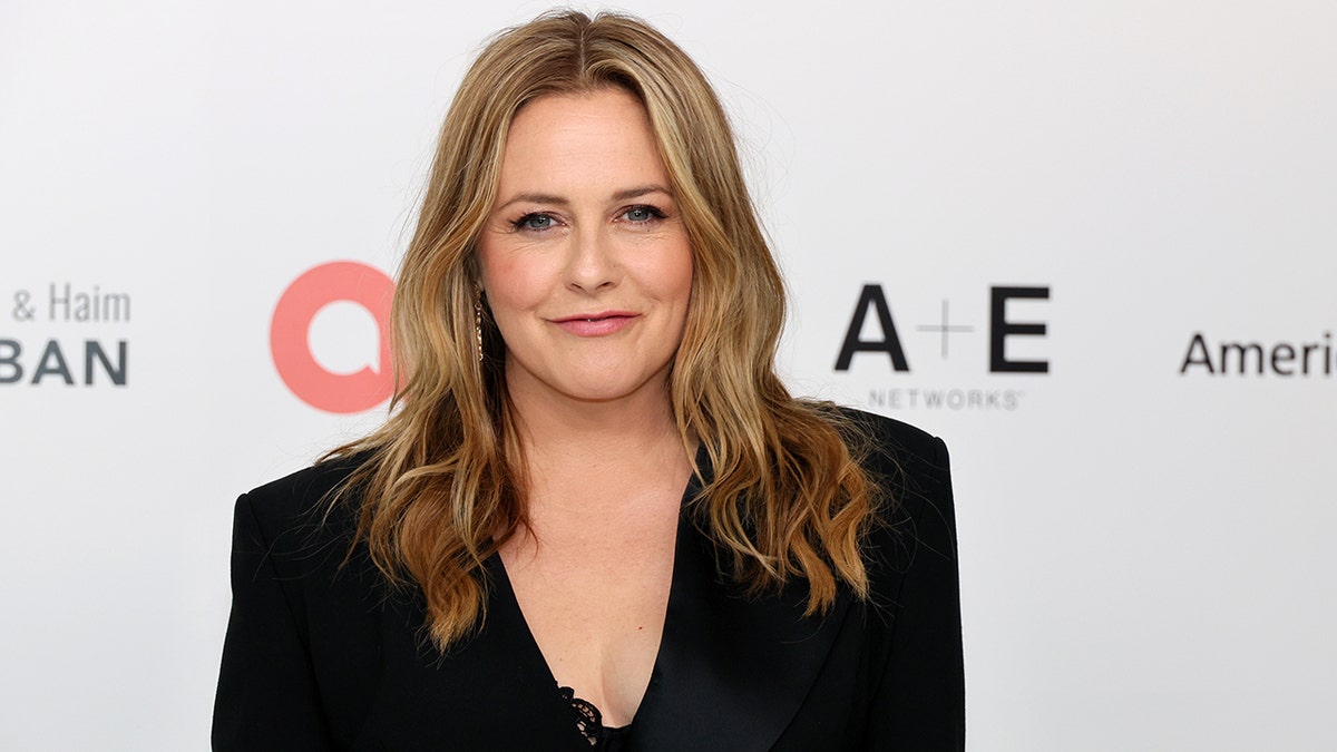 Alicia Silverstone en la fiesta de presentación de los Premios Oscar de Elton John.