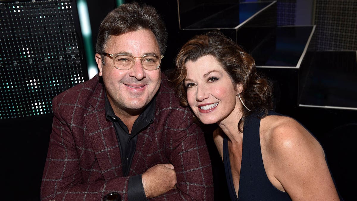 vince gill y amy grant sonriendo en los premios cmt