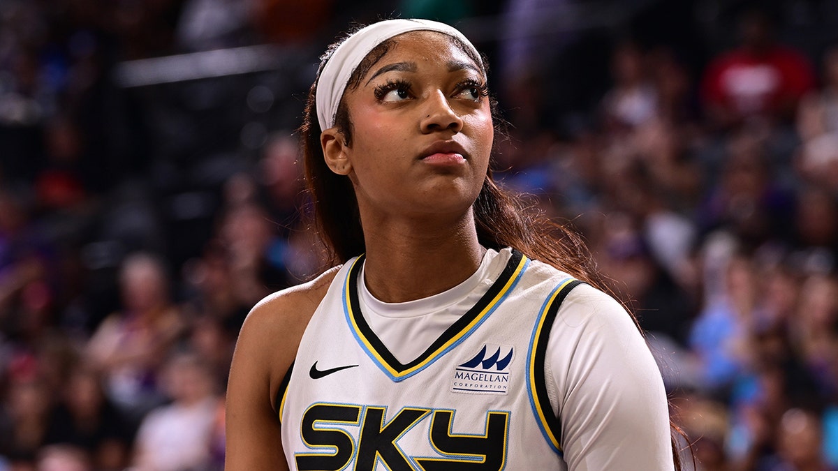 Angel Reese durante un partido de la WNBA