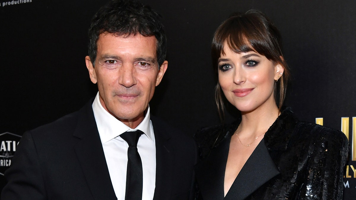 Antonio Banderas y Dakota Johnson en los Hollywood Film Awards 2019.