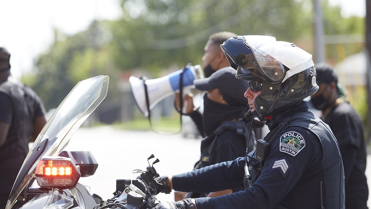 Policial de Austin em uma motocicleta