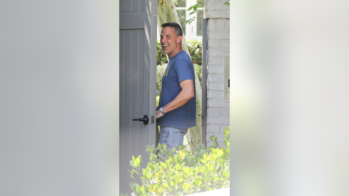 Ben Affleck is all smiles while getting a food delivery outside his rental home.