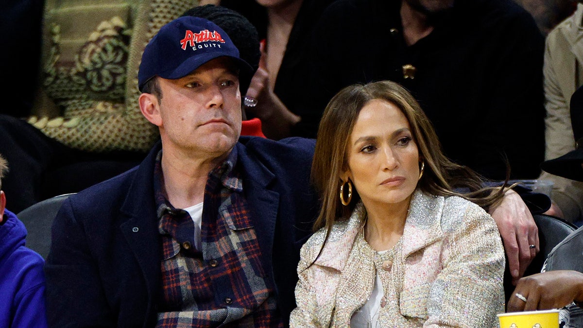 Ben Affleck y Jennifer Lopez en un partido de baloncesto