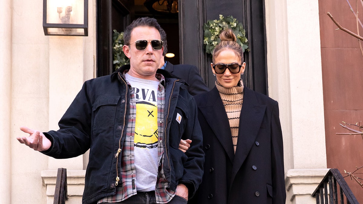 Ben Affleck and Jennifer Lopez walk hand in hand in New York