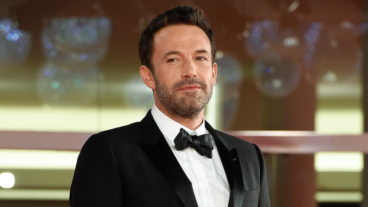 Ben Affleck sonríe en la alfombra