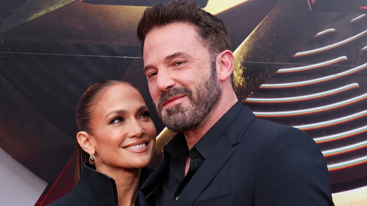 Jennifer Lopez y Ben Affleck sonríen en la alfombra roja