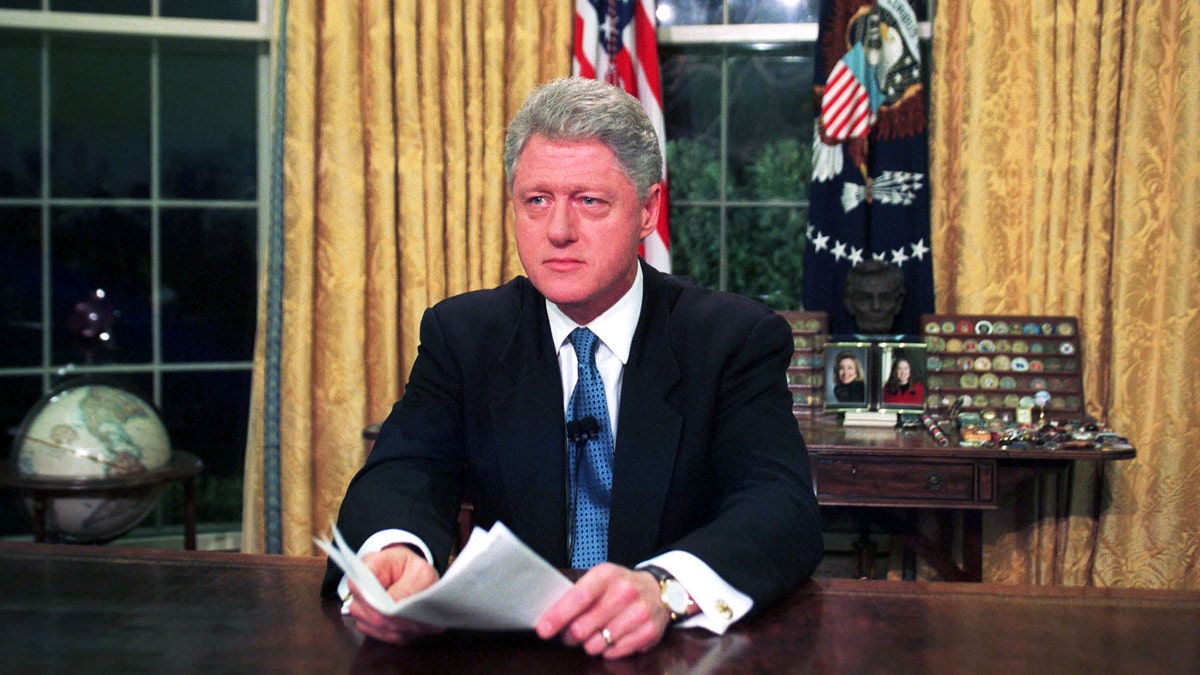 Bill Clinton in Oval Office