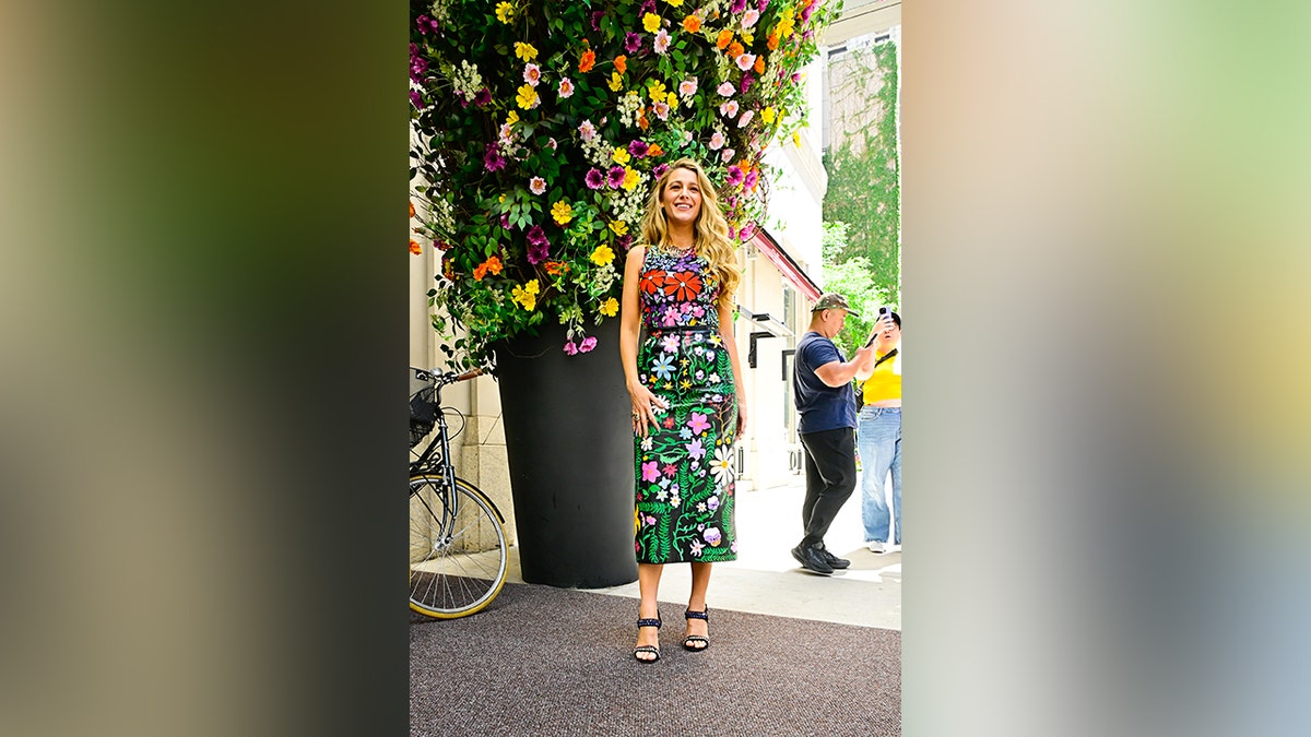 Blake Lively lució un vestido columna con motivos florales.