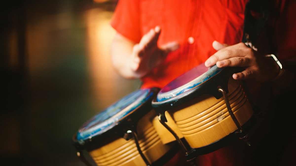 Männer spielen Bongos