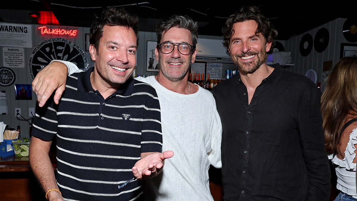 Jimmy Fallon, Jon Hamm y Bradley Cooper ven actuar a Jelly Roll en los Hamptons.