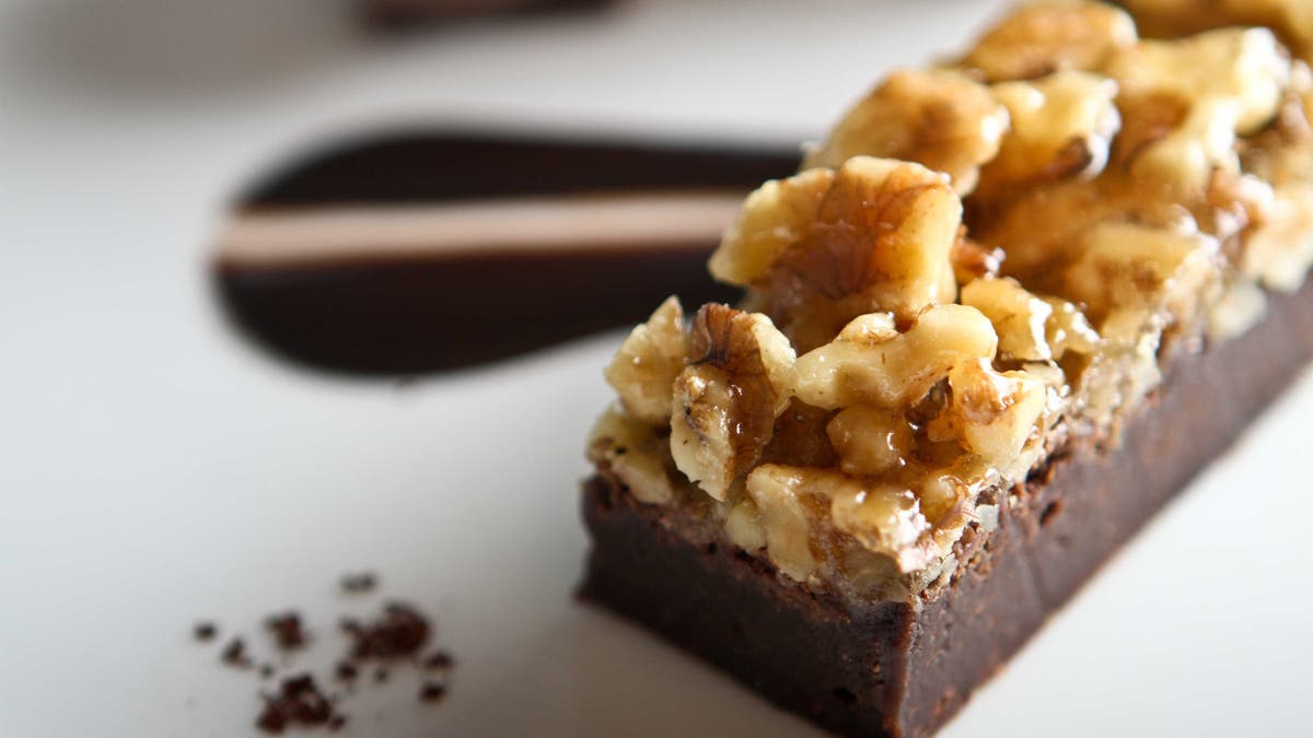 Se muestra de cerca el brownie servido en la Palmer House de Chicago.