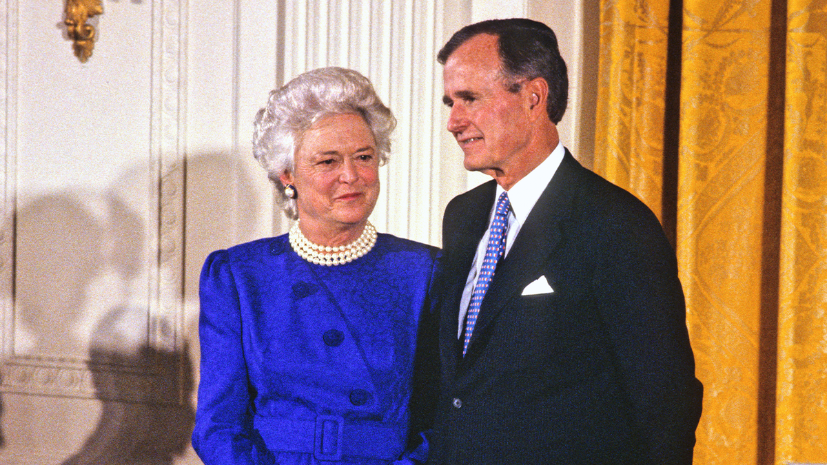 HW Bush y la primera dama Barbara Bush