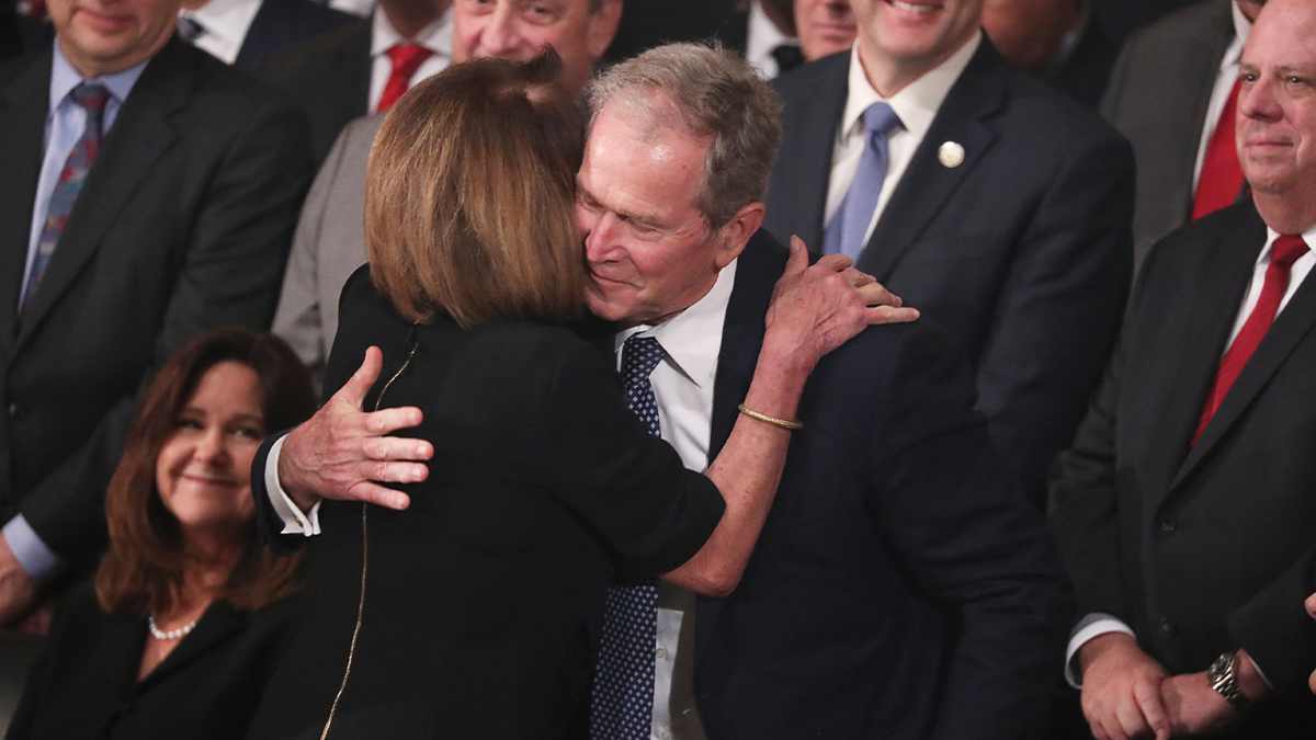 El presidente Bush abraza a la presidenta Pelosi