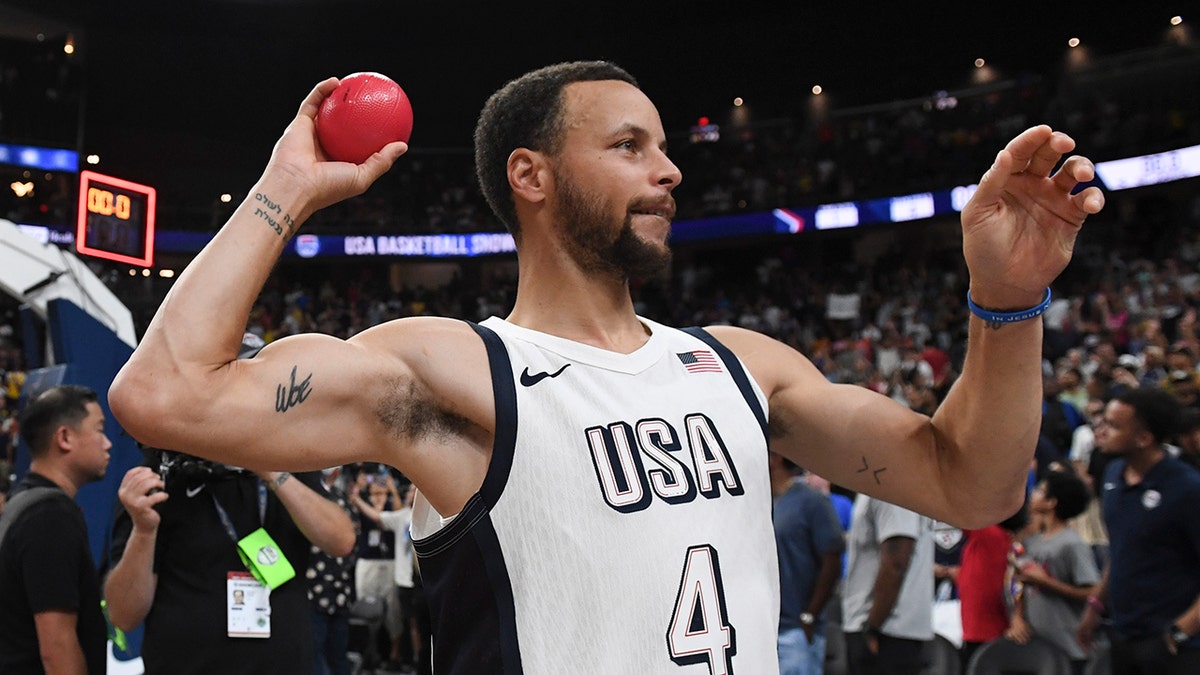 Steph Curry lanza el balón